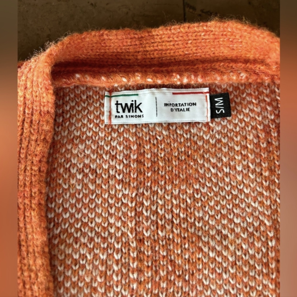 Twik sweater vest with adorable jewelled buttons ! - Picture 4 of 9